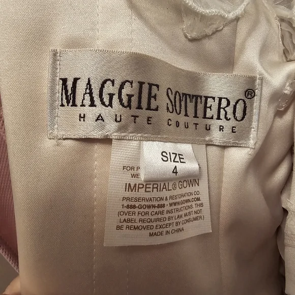 Wedding dress - Picture 14 of 16